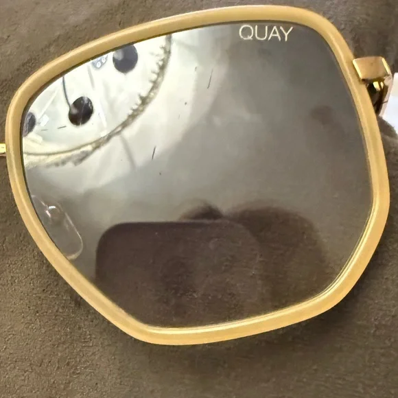 QUAY Reflective Oversized Trendy Sunglasses - Picture 4 of 5